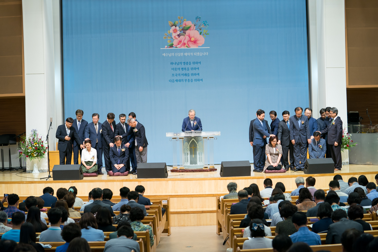 ▲ 6월 10일 대전 새로남교회에서 파송선교사들을 축복하며 기도하는 순서가 진행되고 있다.