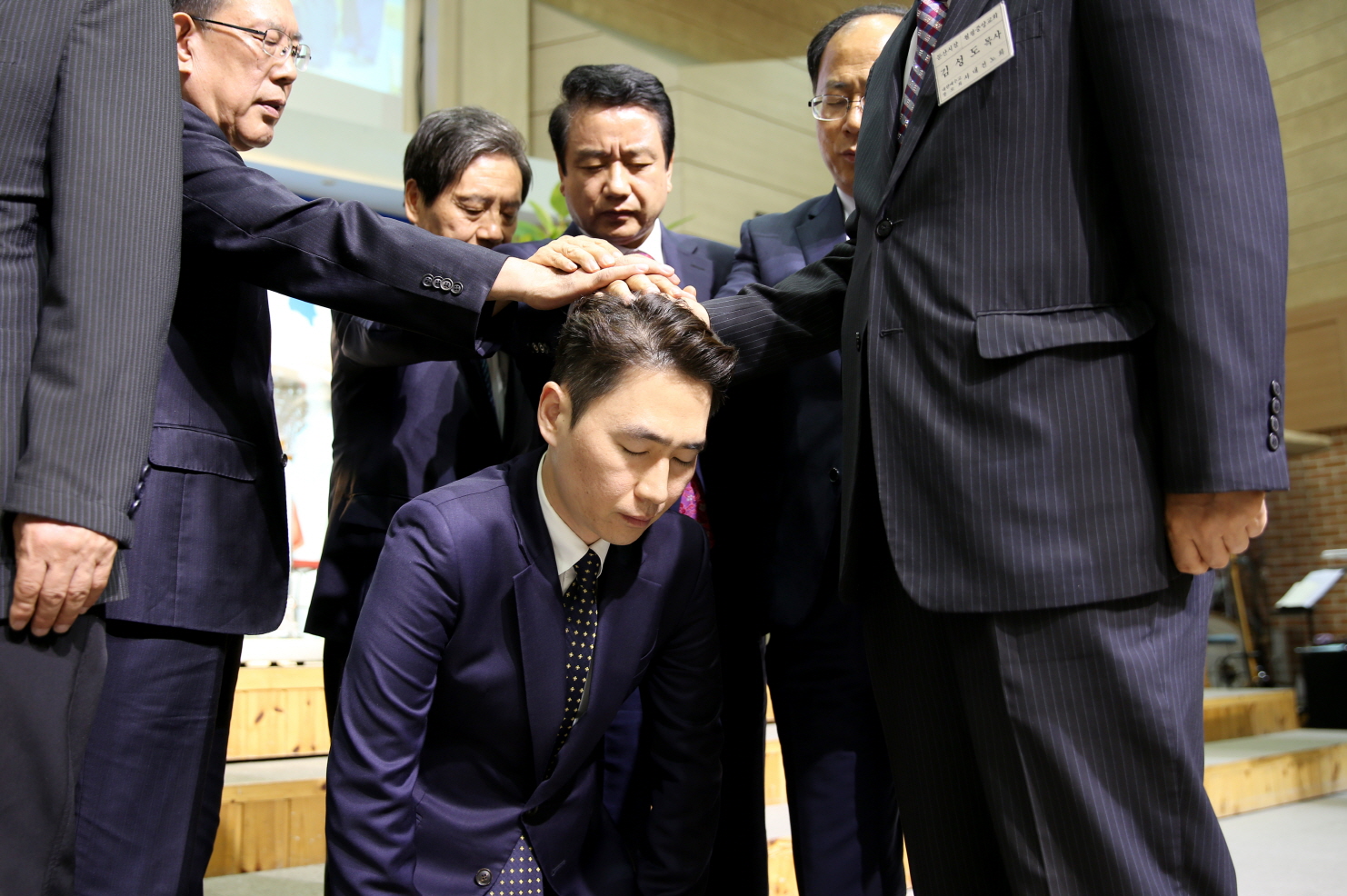 크기변환_3. 송하일 목사님 안수.jpg