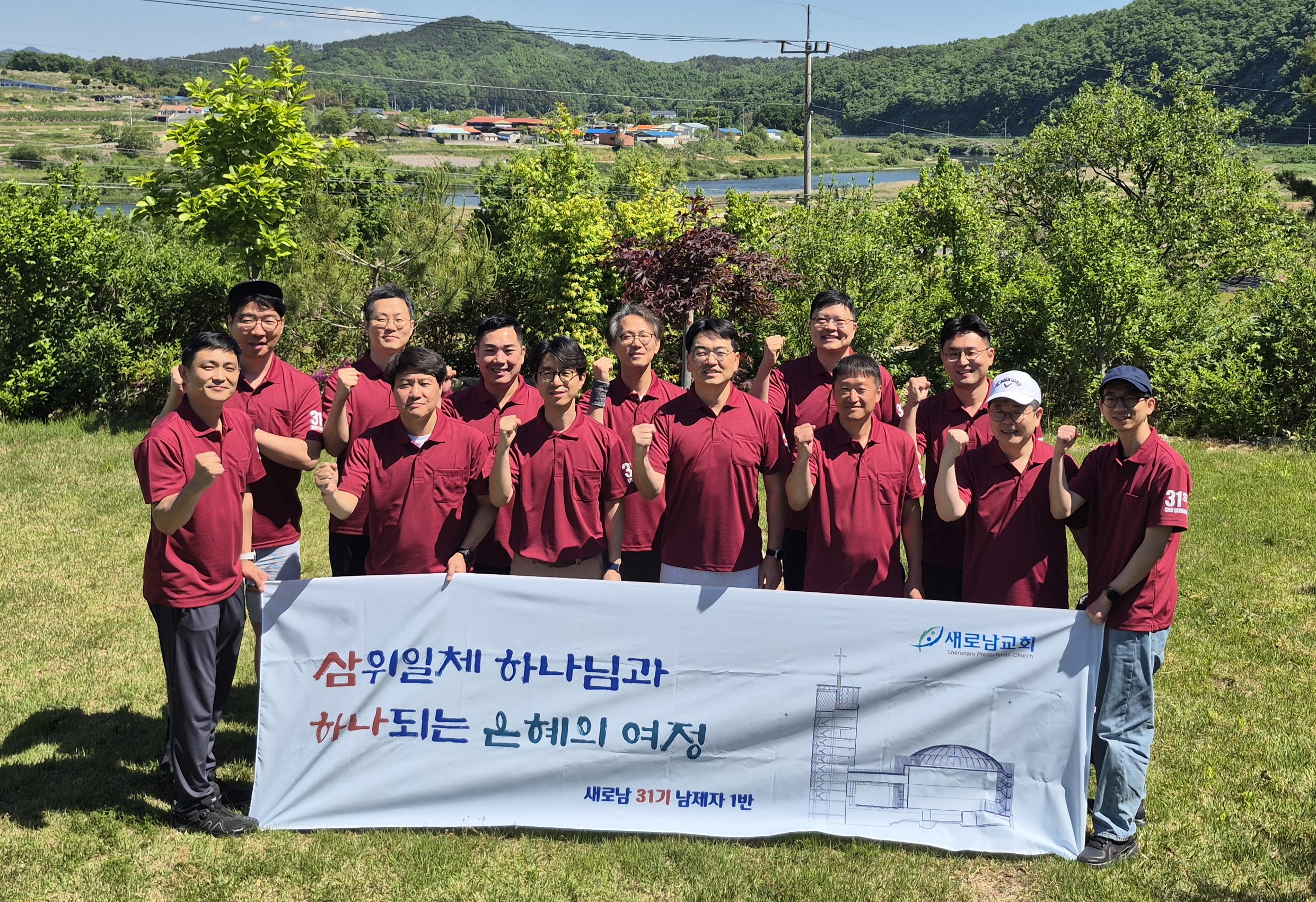 숙소 앞 단체.jpg