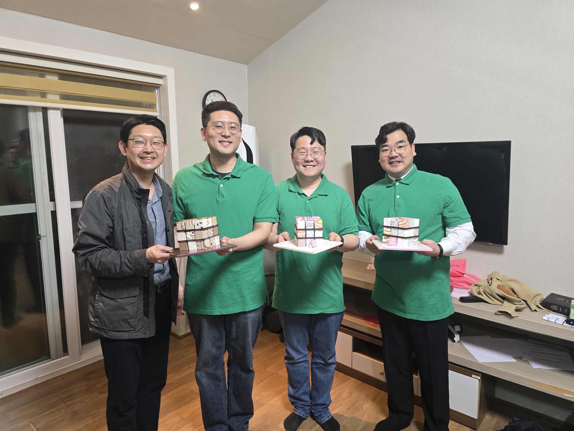 부목사님들 선물.jpg