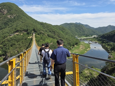 출렁다리 건너기3.jpg
