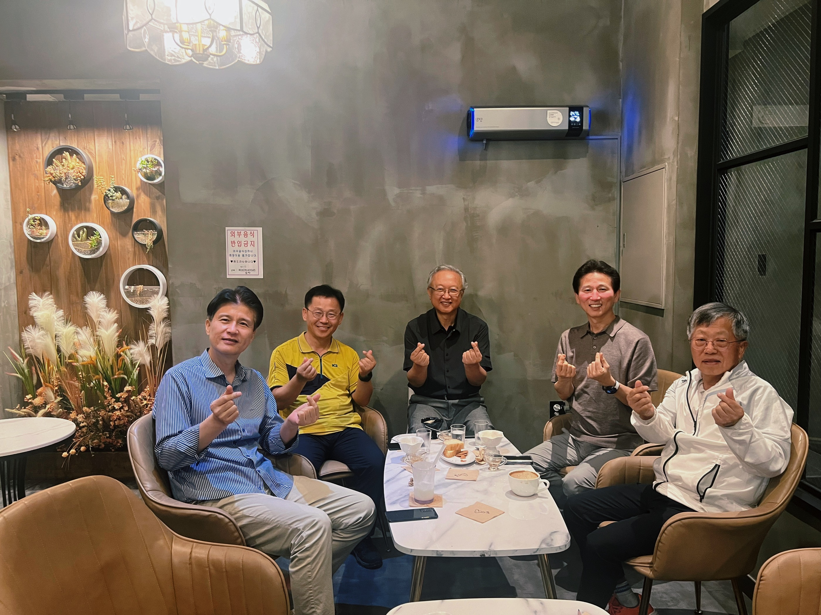 다락방의 기둥인 순장님과 남집사님들.jpg